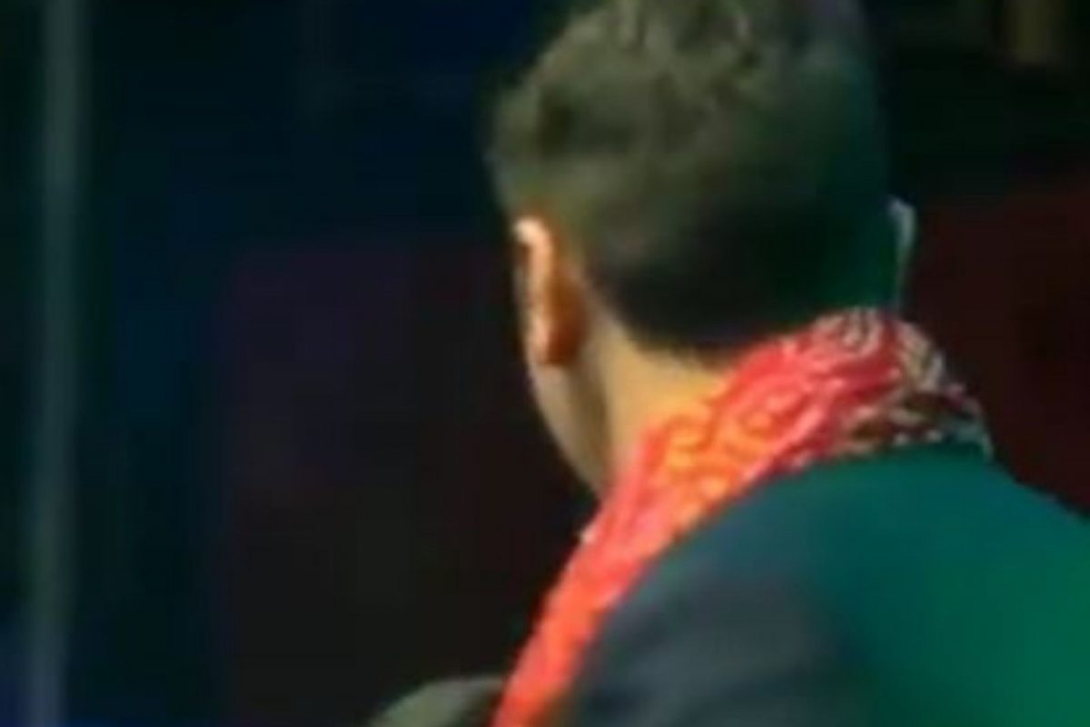 दबंग नवरीबाईनं स्टेजवरच नवरदेवाला केलं गारद; वराला हात जोडून मागावी लागली माफी, पाहा VIDEO