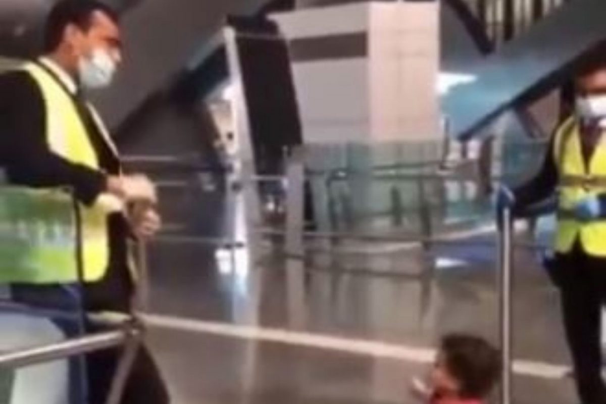 विमानतळावरील सुरक्षा रक्षकाकडे चिमुकलीनं या गोष्टीसाठी मागितली परवानगी, भावुक करणारा VIDEO