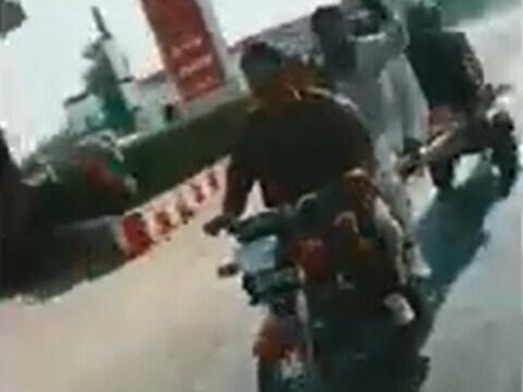 या व्हिडिओमध्ये पाहायला मिळतं, की सहा जण बाईकवर आपलं सामान ठेवून आरामात प्रवास करत आहेत. आता तुम्ही विचार करत असाल, की बाईकच्या छोट्या सीटवर हे कसं शक्य आहे. 