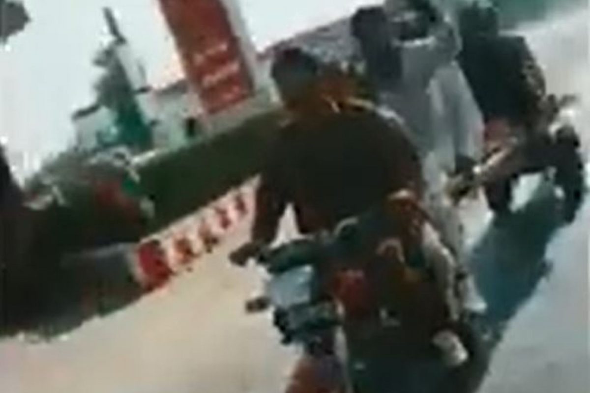 VIDEO: कधीही पाहिला नसेल इतका खतरनाक जुगाड; दुचाकीस्वाराची ही आयडिया पाहून व्हाल थक्क