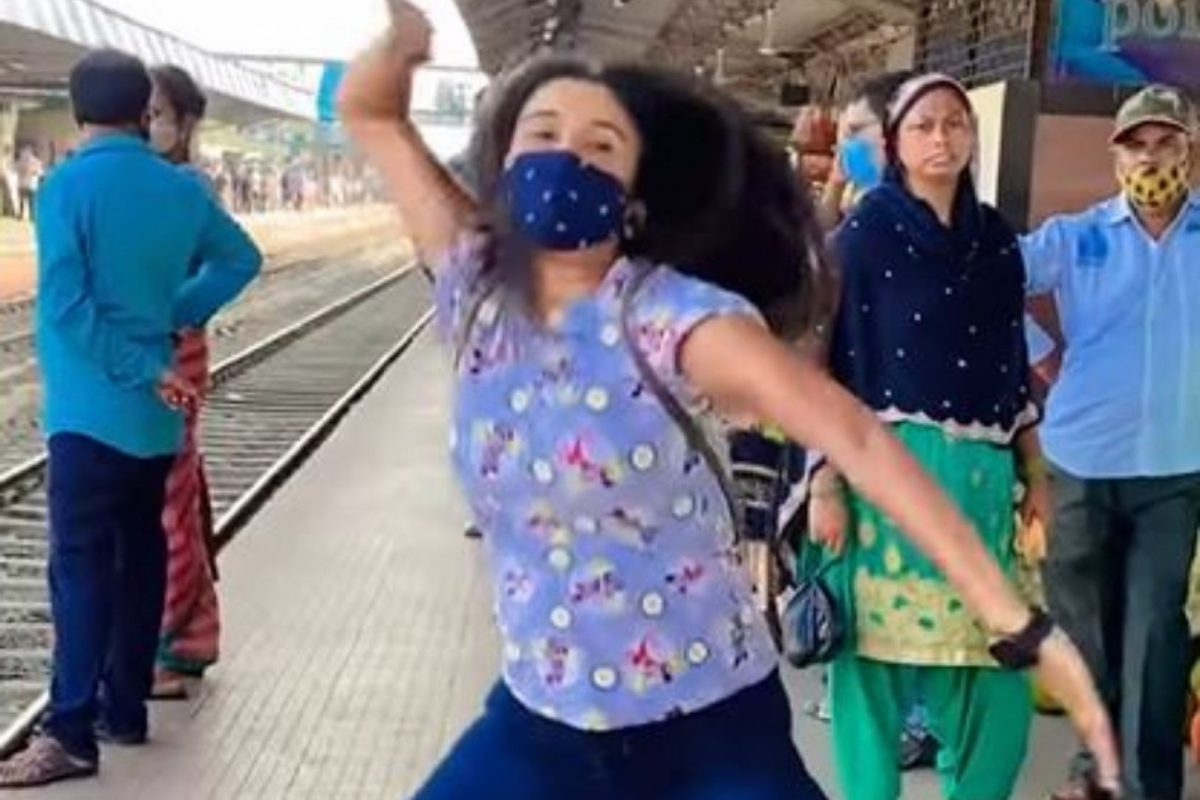 तरुणीच्या डान्स VIDEOचा सोशल मीडियावर धिंगाणा; रेल्वे स्टेशनवरच लगावले ठुमके