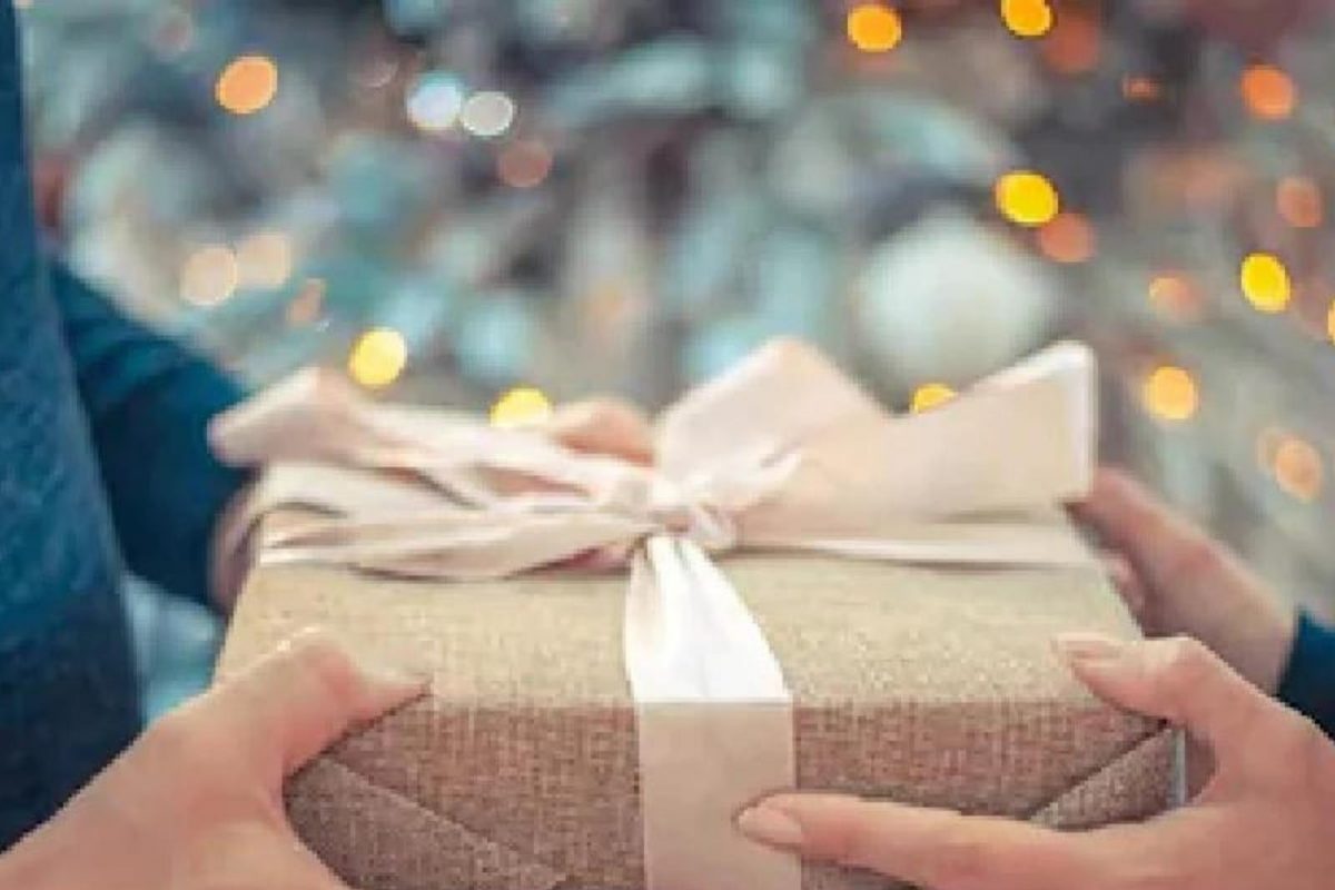 युवकानं एक्स गर्लफ्रेंडला दिलं अनोखं गिफ्ट; पाहताच ढसाढसा रडू लागली तरुणी, नेटकरी म्हणाले...