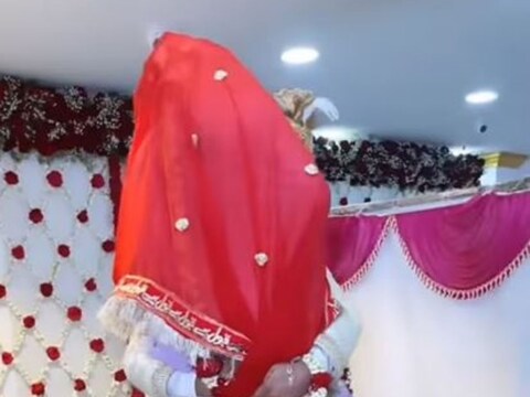 सोशल मीडियावर (Social Media) व्हायरल होणाऱ्या या व्हिडिओमध्ये दिसतं, की नवरी स्टेजवर येताच नवरदेवाचा आनंद गगनात मावत नाही. वरमाळेचा कार्यक्रम झाल्यानंतर नवरीबाई स्टेजवर शांततेत उभा असते.