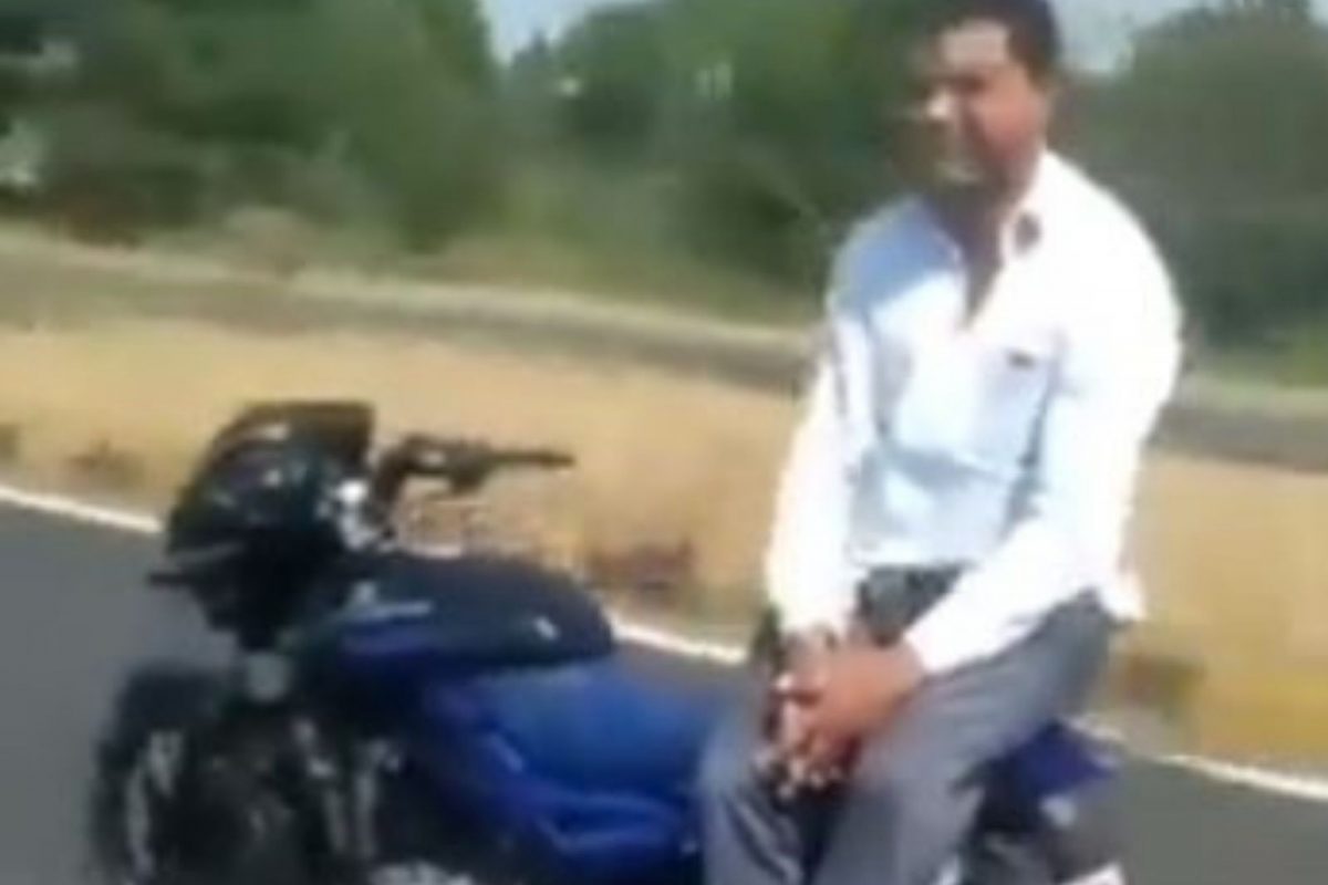 बापरे! चालकाशिवायच वेगात धावू लागली दुचाकी; VIDEO पाहून नेटकरी शॉक