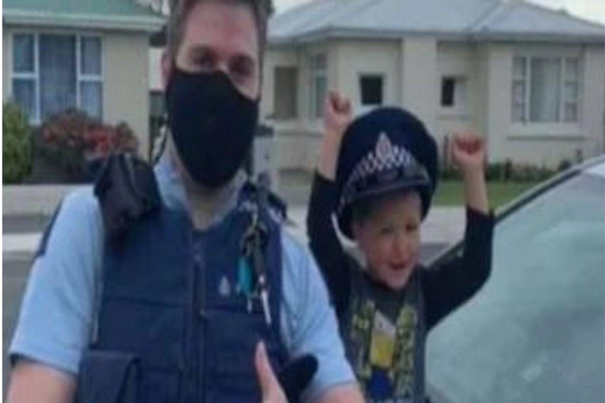 वडिलांचा फोन पाहताच मुलानं पोलिसांना कॉल करून घरी बोलावलं; कारण वाचून व्हाल थक्क