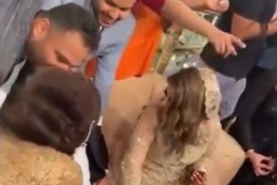 VIDEO: आधी 4 जणांनी पकडून ठेवलं, मग...; लग्नात मेहुण्यांनी केलेले दाजीचे हाल पाहून लावाल डोक्याला हात