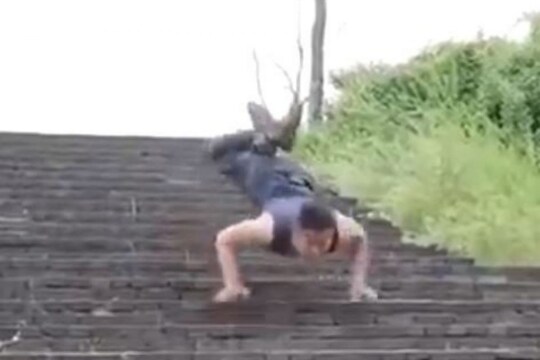 OMG! तरुणाने पायऱ्यांवरुन उतरत अजब पद्धतीनं मारले Push Ups; कधीही पाहिला नसेल असा VIDEO