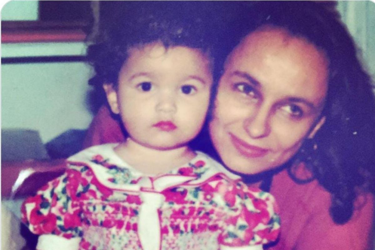 फोटोमध्ये आईसोबत असणारी गोंडस मुलगी ओळखली का? आज आहे बॉलिवूडमधील टॉपची अभिनेत्री