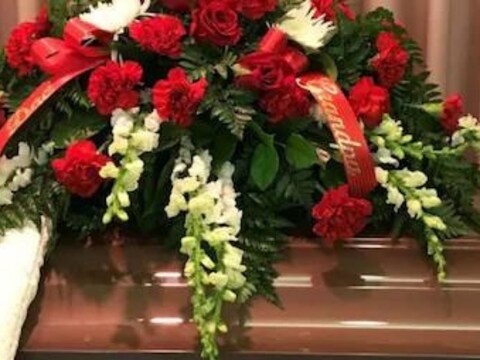 या महिलेनं स्वतःच अतिशय  ग्लॅमरस पोज देत आणि ग्लॅमरस ड्रेस घालून एक फोटो शेअर केला आहे.. आता तुम्ही विचार करत असाल, की ग्लॅमरस पोजमध्ये फोटो काढण्यात चुकीचं काय