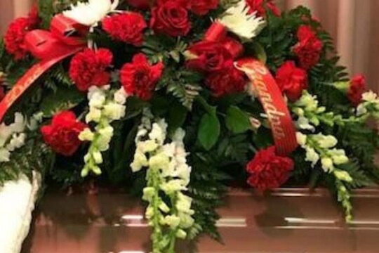 वडिलांच्या अंत्यसंस्कारावेळीच मुलीचं विचित्र कृत्य; फोटो पाहून संतापले नेटकरी