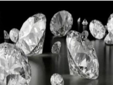 महिलेला या गोष्टीचा अजिबातही अंदाज नव्हता की तिला जो दगड आढळला आहे, तो 34 कॅरेटचा मौल्यवान हिरा आहे (Woman Found Rare Diamond in House). 