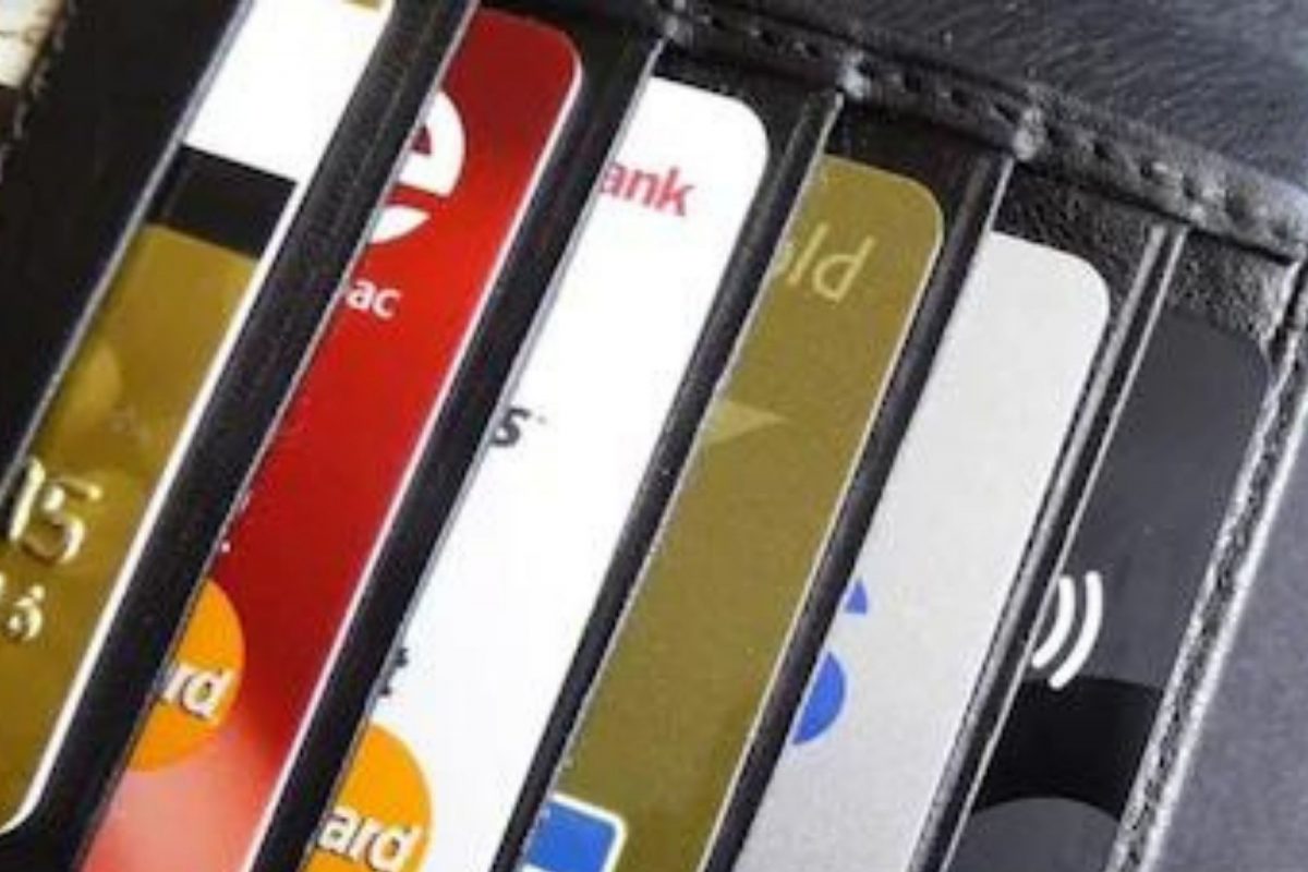तुम्हीदेखील एकापेक्षा जास्त Credit Card वापरताय? जाणून घ्या याचे फायदे आणि तोटे