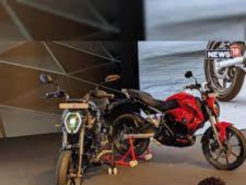 सध्या देशात इलेक्ट्रॉनिक बाईकची मोठी क्रेझ पाहायला मिळत असून आता रिवोल्ट कंपनीनेही नवीन RV400 नावाची इलेक्ट्रिक बाईक लॉन्च केली आहे. त्याची प्री बुकिंग आजपासून भारतात सुरू करण्यात आली आहे.