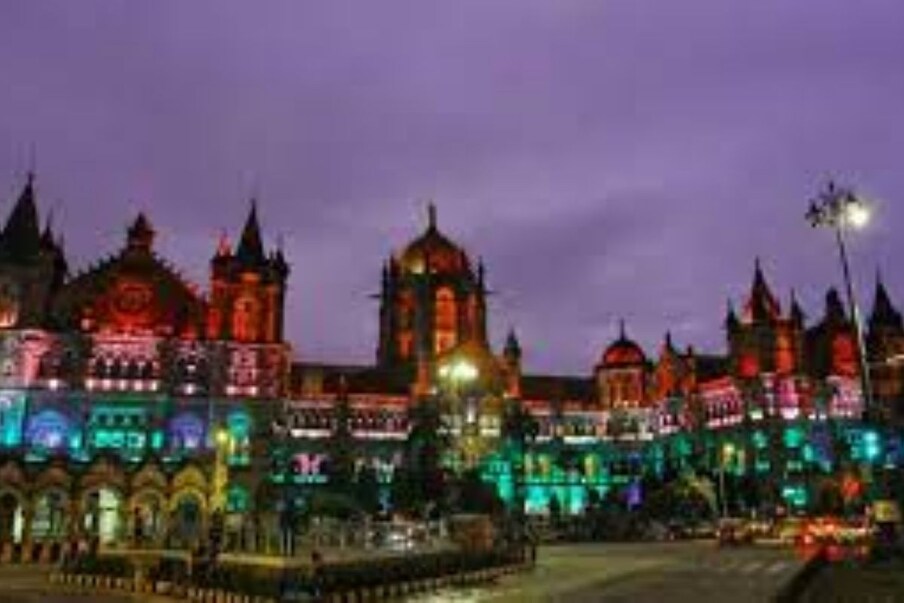CST वर रंगाची चादर येण्याची ही काही पहिलीच वेळ नाही. 15 ऑगस्ट आणि 26 जानेवारीलासुद्धा या स्टेशनला सजवलं जातं. पण ते इलेक्ट्रिक लायटिंगने. निसर्गानेच इथे लायटिंग केलं आणि त्यामुळे या वास्तूचं सौंदर्य दुणावलं.