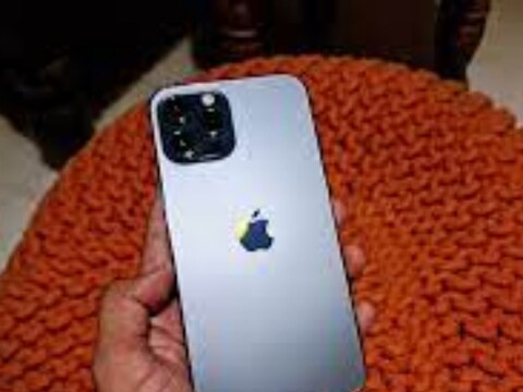 चीनमध्ये एका विद्यार्थ्याने Apple कंपनीचा स्मार्टफोन ऑर्डर केला. पण त्यात स्मार्टफोनचा चार्जर नसल्याने आता या विद्यार्थ्याने विद्यापीठातील काही मित्रांसोबत Apple कंपनीविरोधात फसवणुकीचा गुन्हा दाखल केला आहे.