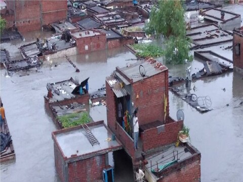 उत्तराखंडमध्ये (Uttarakhand) अतिवृष्टीमुळे (heavy rain) मोठी हानी झाली आहे. 