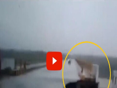पूल कोसळत असताना समोरून आला दुचाकीस्वार अन्... अंगावर काटा आणणारा VIDEO