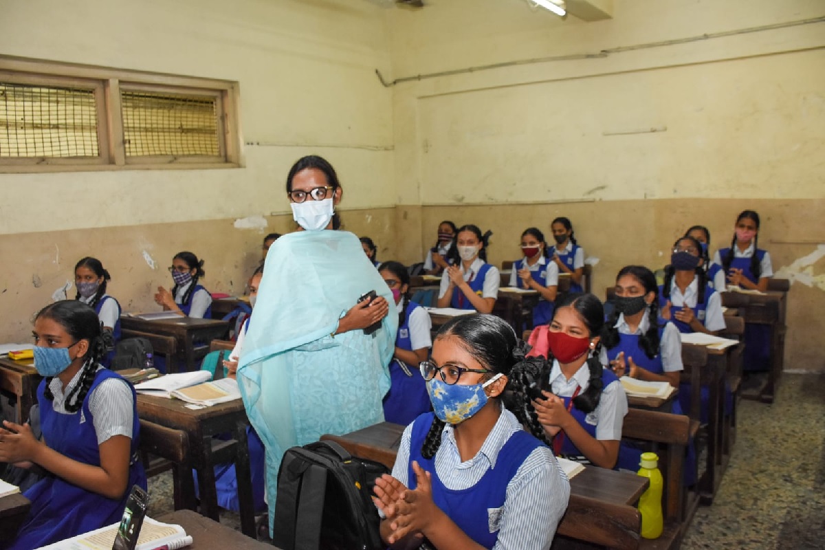 शालेय शिक्षण मंत्री वर्षा गायकवाड पोहोचल्या शाळेत, विद्यार्थ्यांचं केलं स्वागत