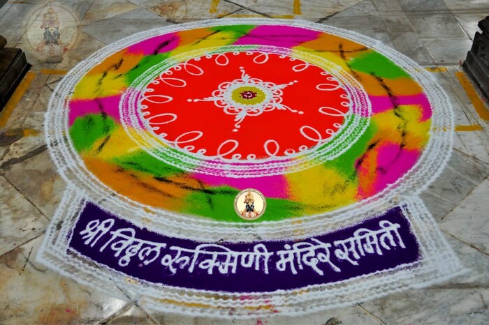 श्री विठ्ठल रुक्मिणी मंदिर समितीकडून मंदिर परिसरात आकर्षक रांगोळी सुद्धा काढण्यात आली आहे. (फोटो सौजन्य: श्री विठ्ठल रुक्मिणी मंदिर समिती) 