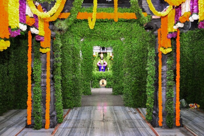 धार्मिक स्थळे भक्तांसाठी खुली केली असली तरी त्याठिकाणी आरोग्याच्या नियमांचे पालन करणे आवश्यक आहे. चेहऱ्यावर मास्क, सुरक्षित अंतर या सर्व नियमांचे पालन करुनच मंदिरे उघडण्यास परवानगी देण्यात आली आहे. (फोटो सौजन्य: श्री विठ्ठल रुक्मिणी मंदिर समिती) 