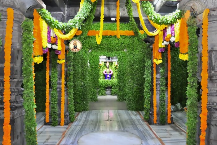 नवरात्रीच्या पहिल्या दिवशीपासून म्हणजे 7 ऑक्टोबरपासून राज्यातील सर्वधर्मियांची प्रार्थना स्थळे आरोग्याचे नियम पाळून भक्तांसाठी खुली करण्याचा निर्णय राज्य सरकारने घेतला आणि त्यानुसार राज्यातील सर्व धार्मिकस्थळे उघडण्यात आली आहेत. (फोटो सौजन्य: श्री विठ्ठल रुक्मिणी मंदिर समिती) 