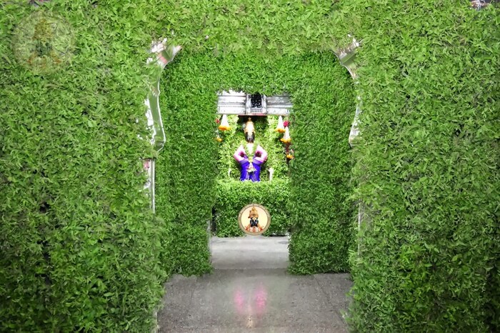 विठुरायाचा आणि रुक्मिणी मातेचा गाभारा, सभामंडप, मंदिरातील खांब या सर्व ठिकाणी आकर्षक तुळशीच्या व फुलांच्या माळाची सजावट केली आहे. (फोटो सौजन्य: श्री विठ्ठल रुक्मिणी मंदिर समिती) 