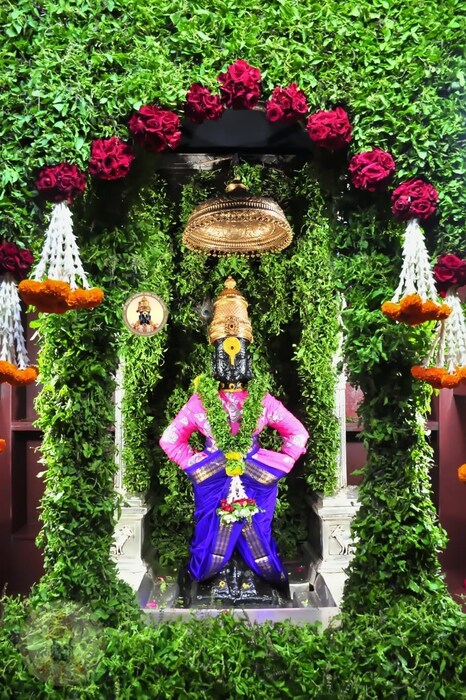 शारदीय नवरात्र सुरवात घटनास्थापना निमित्त विठ्ठल रुक्मिणी मंदिराच्या गाभाऱ्यात आकर्षक तुळशी व फुलांची सजावट (फोटो सौजन्य: श्री विठ्ठल रुक्मिणी मंदिर समिती) 