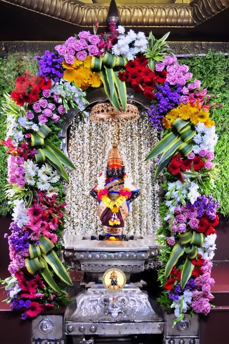 पुण्यातील विठ्ठल भक्त श्री राम जांभुळकर यांच्याकडून ही मंदिर सजावट करण्यात आली आहे. (फोटो सौजन्य: श्री विठ्ठल रुक्मिणी मंदिर समिती) 