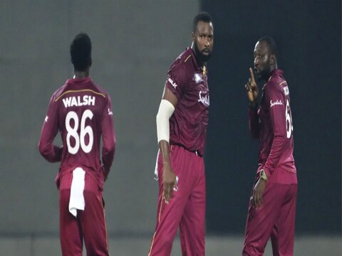 गतविजेत्या वेस्ट इंडिज टीममध्ये (West Indies) अनेक टी20 स्पेशालिस्ट खेळाडूंचा समावेश असून ही टीम यंदाही विजेतेपदाची प्रबळ दावेदार मानली जात आहे. मात्र या टीमला मुख्य स्पर्धेपूर्वी एक धक्का बसला आहे. 