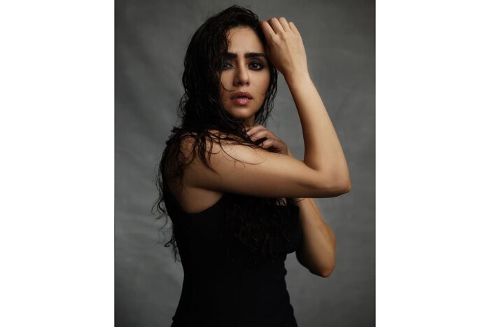  शॉर्ट स्किन फीट ब्लॅक ड्रेस सोबत तिनं ब्लॅक स्मोकी आईज ( Black Smokey Eyes ) , असा मेकअप लुक केला आहे , तर यामध्ये तिने केस ओले केले असून ते मोकळे सोडले आहे, तिच्या या बोल्ड लुकला चाहत्यांनी चांगलेच पसंत केले आहे