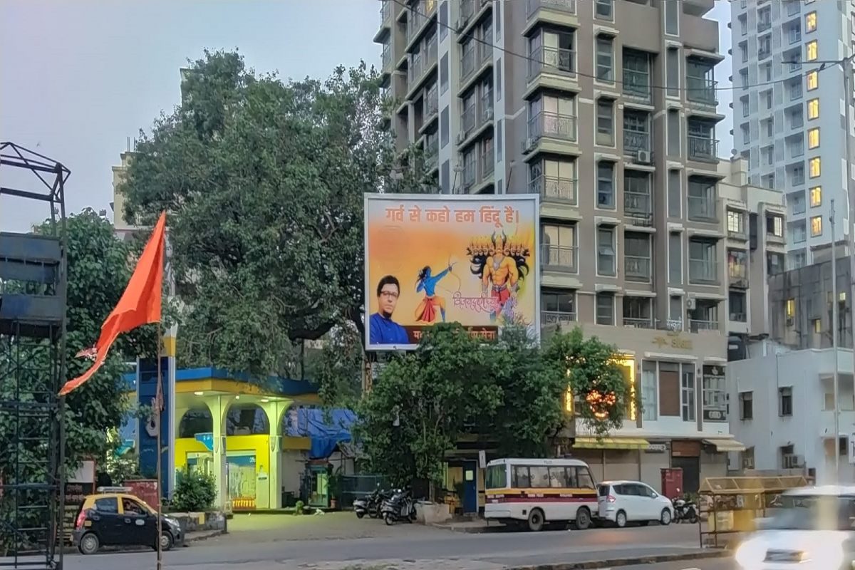 हिंदुत्वाच्या मुद्द्यावरुन मनसेने शिवसेनेला डिवचलं, 'गर्व से कहो हम हिंदू है' शिवसेना भवनासमोर पोस्टरबाजी