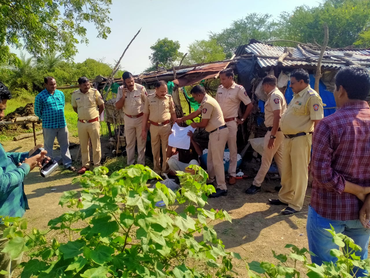 धामणगाव पोलीस स्टेशन अंतर्गत येणाऱ्या वाघोली येथील नंदू जयस्वाल नामक तरूण गांजा विक्री करत असल्याची मिळालेल्या माहितीवरून चांदुर रेल्वे येथील उपविभागीय अधिकारी जितेंद्र जाधव यांनी आज दोन्ही ठिकाणी छापा टाकला. 