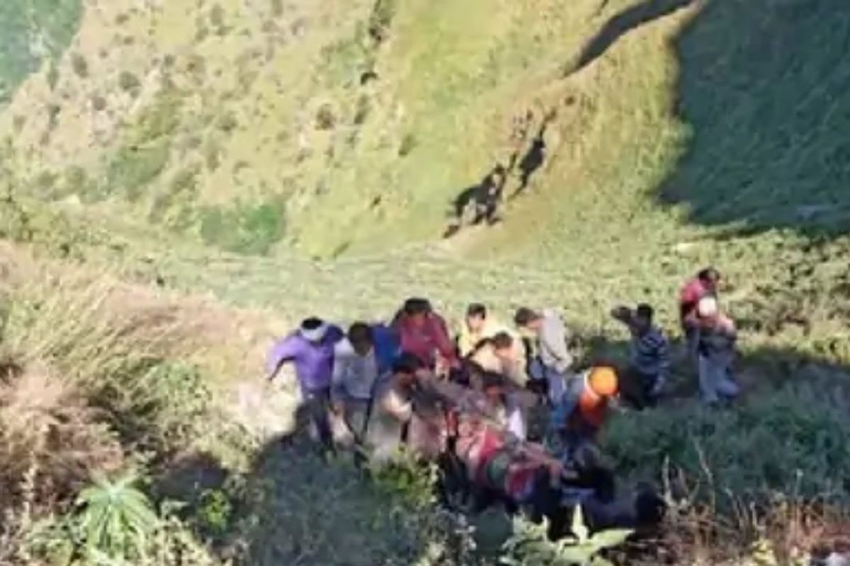 धक्कादायक : 300 फूट खोल दरीत कोसळली बस; 13 जणांचा जागीच मृत्यू