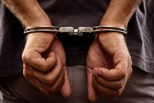 बलात्कार प्रकरणात आरोपी न करण्यासाठी 37लाखांची मागितली लाच, पोलिसाला रंगेहाथ अटक