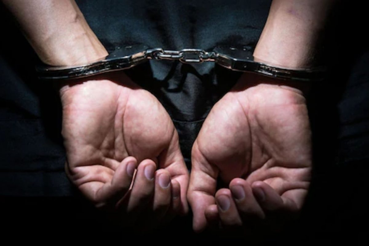 4 मित्रांनी घरी येत पत्नीचा आवळला गळा; मृतदेहासोबत घरात कोंडून घेतलेल्या तरुणानं सांगितला थरार