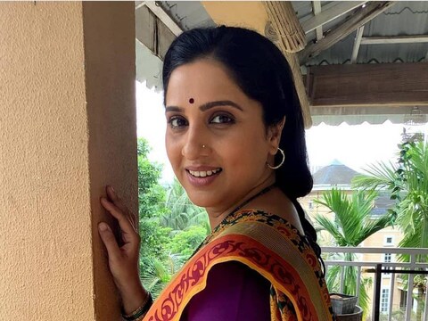 स्टार प्रवाहवर 'आई कुठे काय करते' हि मालिका आपल्या भेटीला येते मालिकेला प्रचंड प्रतिसाद मिळत आहे. सोबतच मालिका सतत टीआरपी रेसमध्ये पुढे असते. अशातच मालिकेत एक नवं वळण आलं आहे. मालिकेत कॉलेज मित्राची म्हजेच आशुतोषची धमाकेदार एन्ट्री झाली आहे. 