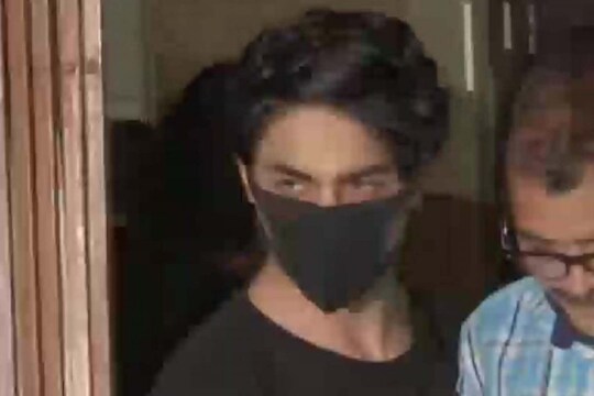 गेल्या 25 दिवसांपासून आर्थर रोड कारागृहात असलेल्या आर्यन खानसह तिघांची जामिनावर सुटका झाली आहे.