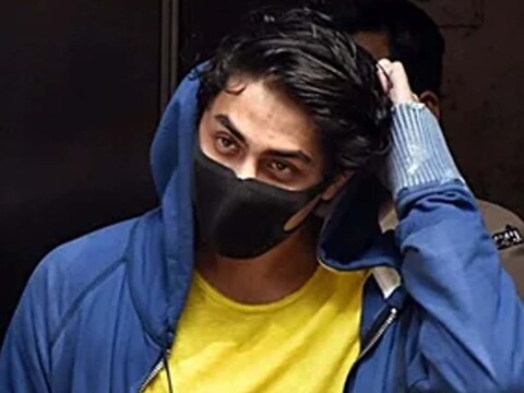 Aryan Khan get 9750 rupees before leaving Arthur road jail: ड्रग्ज प्रकरणात अटकेत असलेल्या आर्यन खान याची आर्थर रोड तुरुंगातून अखेर सुटका झाली आहे. कारागृहातून सुटका होण्यापूर्वी आर्यनला काही पैसे कारागृह प्रशासनाकडून परत देण्यात आले आहेत.