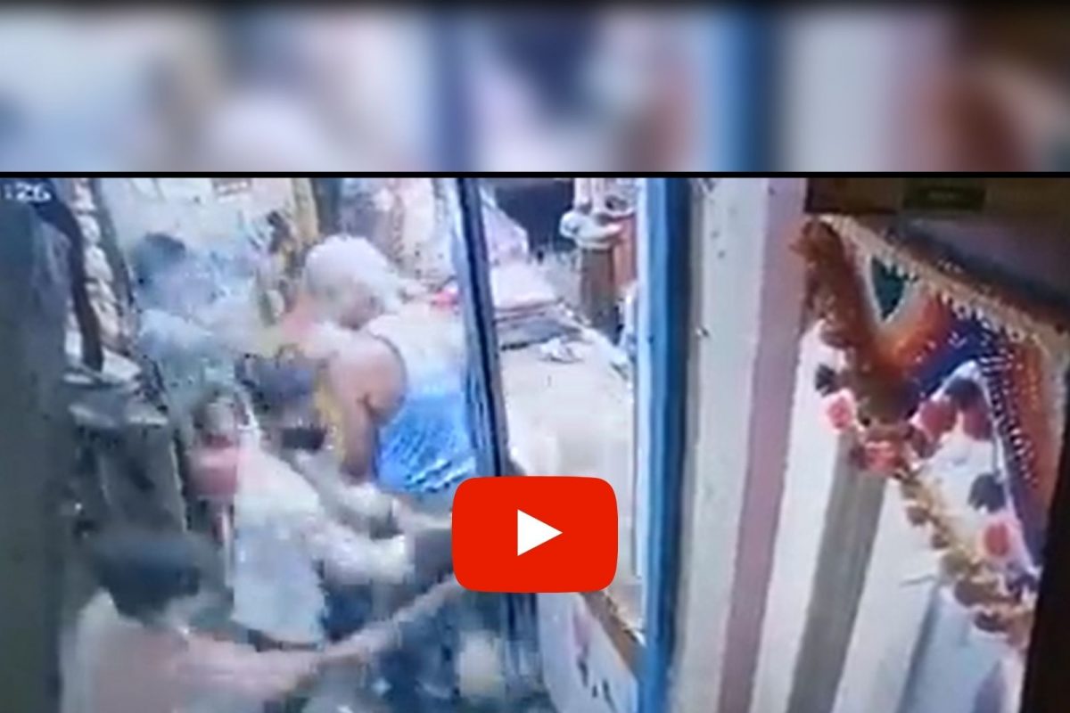 पुण्यात टोळक्याची दहशत; दिवसाढवळ्या दोन दुकानं फोडली, घटनेचा LIVE VIDEO