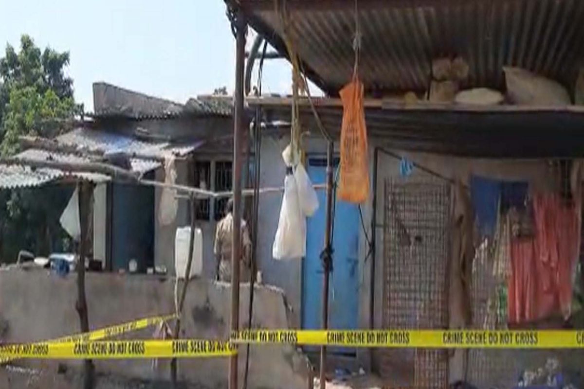 घरातील एका 23 वर्षीय आणि दुसऱ्या 30 वर्षीय महिलेवर चार दरोडाखोरांनी सामूहिक बलात्कार केला.