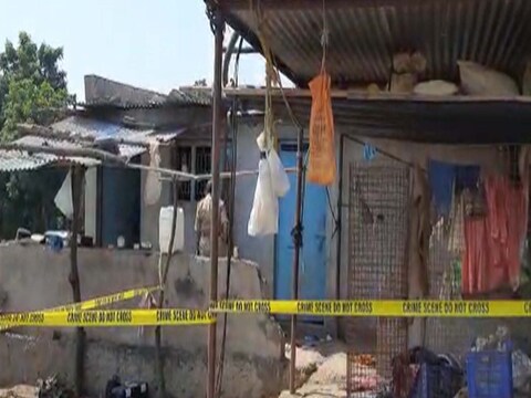 घरातील एका 23 वर्षीय आणि दुसऱ्या 30 वर्षीय महिलेवर चार दरोडाखोरांनी सामूहिक बलात्कार केला.  