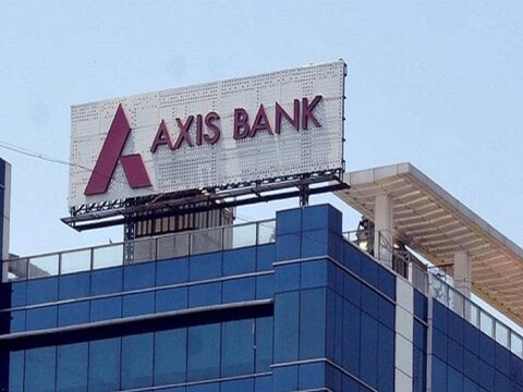 खाजगी क्षेत्रातील अ‍ॅक्सिस बँकेने (Axis Bank Home Loan Offer) मंगळवारी जाहीर केले की ती निवडक होम लोन उत्पादनांवर आणि अनेक ऑनलाइन खरेदीवर 12 EMI ची सूट  बँकेकडून दिली जाईल. 