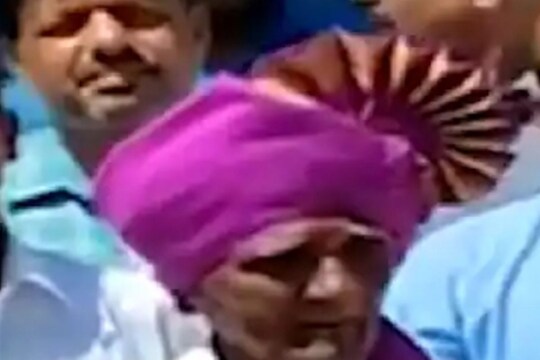 बापू कांबळे असं संबंधित 92 वर्षीय आजोबांचं नाव आहे. (फोटो-एबीपी)