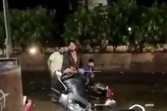 दोघांच्या अंगावर तलवारीचे गंभीर वार असून अखिलच्या डोक्यात 15 टक्के पडले आहे.