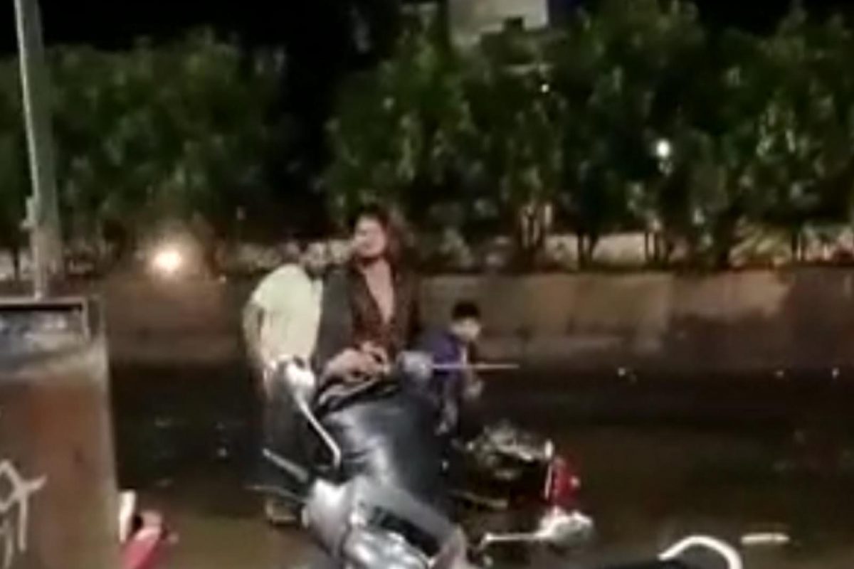 दोघांच्या अंगावर तलवारीचे गंभीर वार असून अखिलच्या डोक्यात 15 टक्के पडले आहे.