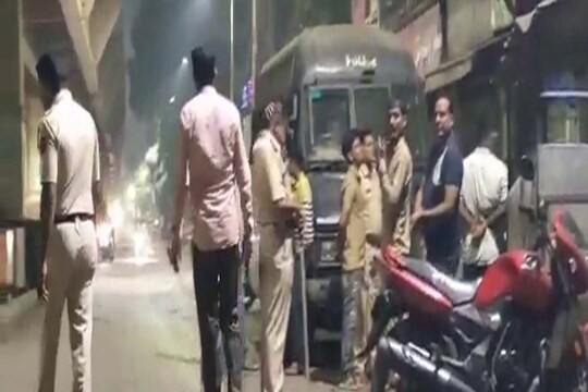 पोलिसांनी या प्रकरणी 5 जणांना अटक केली असून यामध्ये एका अल्पवयीन मुलाचा समावेश आहे. 
