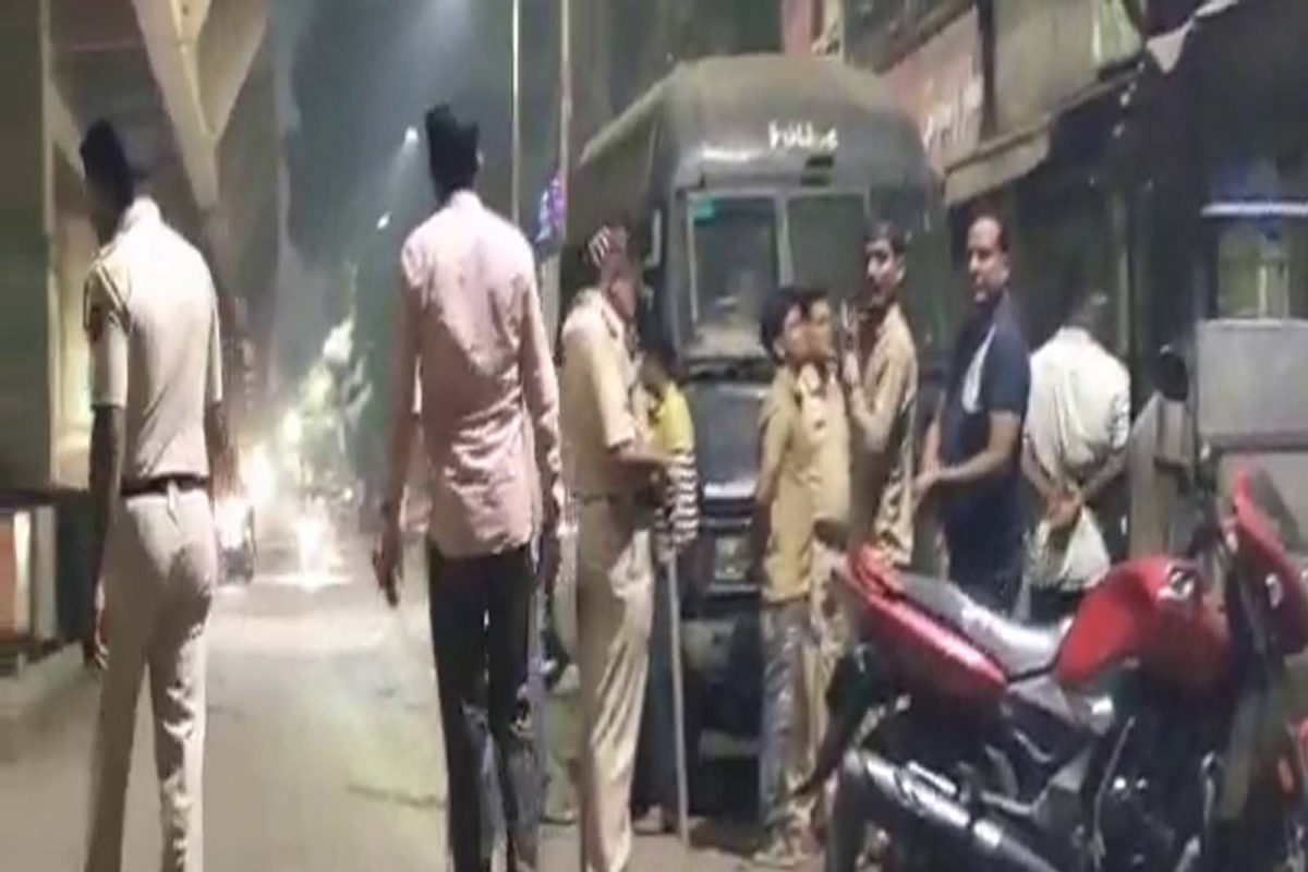 पोलिसांनी या प्रकरणी 5 जणांना अटक केली असून यामध्ये एका अल्पवयीन मुलाचा समावेश आहे.