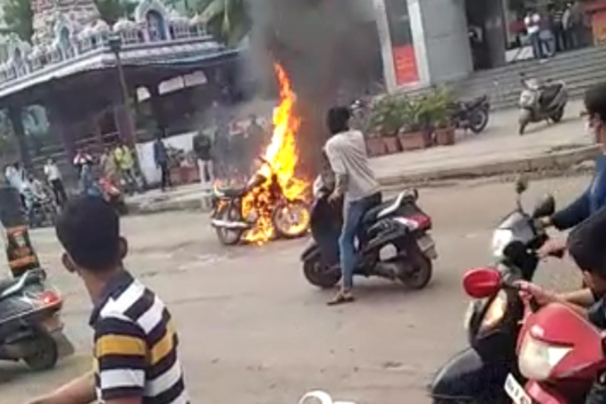 महिनाभर काम केल्यानंतरही पगार न मिळाल्यामुळे अंकितला राग अनावर झाला. त्याने थेट मालकाची दुचाकीच पळवून आणली.