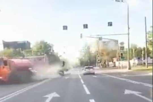 हिरोगिरी पडली भारी! Bike stunt करताना झाला भयंकर ब्लास्ट आणि...; धडकी भरवणारा VIDEO