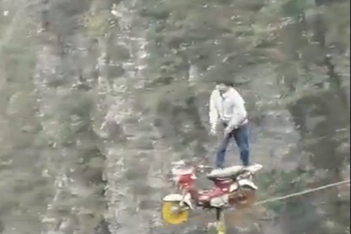 कुछ तुफानी करते है! खाली खोल दरी, तरी उभं राहून तारेवरून सुसाट पळवली बाईक; खतरनाक STUNT VIDEO VIRAL